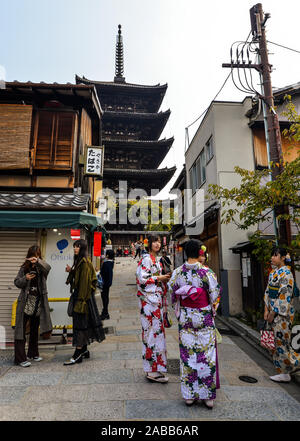 Kyoto, Japon - 10/30/19 - La Revanche des femmes à l'extérieur de la réserve de Hokan-ji à Kyoto, avec certains kimonos et d'autres avec des vêtements modernes Banque D'Images