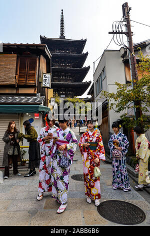 Kyoto, Japon - 10/30/19 - La Revanche des femmes à l'extérieur de la réserve de Hokan-ji à Kyoto, avec certains kimonos et d'autres avec des vêtements modernes Banque D'Images