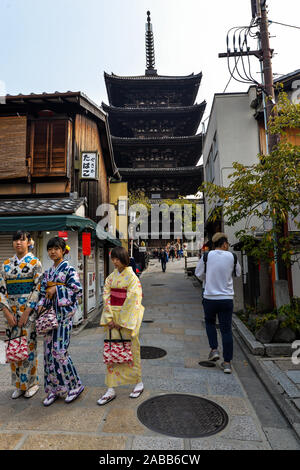 Kyoto, Japon - 10/30/19 - La Revanche des femmes à l'extérieur de la réserve de Hokan-ji à Kyoto, avec certains kimonos et d'autres avec des vêtements modernes Banque D'Images