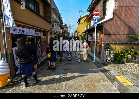 Kyoto, Japon - 10/30/19 - La Revanche des femmes à l'extérieur de la réserve de Hokan-ji à Kyoto, avec certains kimonos et d'autres avec des vêtements modernes Banque D'Images
