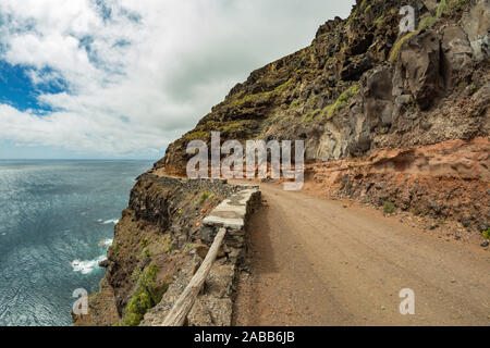 Route de campagne étroite au plateau de Punta Llana, où est l'Ermita de Nuestra Señora de Guadalupe à La Gomera. Objectif Fisheye. Descendre le sentier de randonnée Banque D'Images