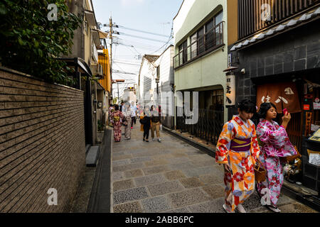 Kyoto, Japon - 10/30/19 - Femmes marchant dans la rue avec des kimonos traditionnels