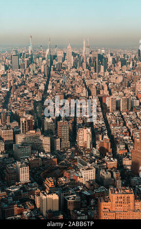 Coucher du soleil Vue aérienne de la ville de New York à plus de Manhattan vers uptown. Banque D'Images