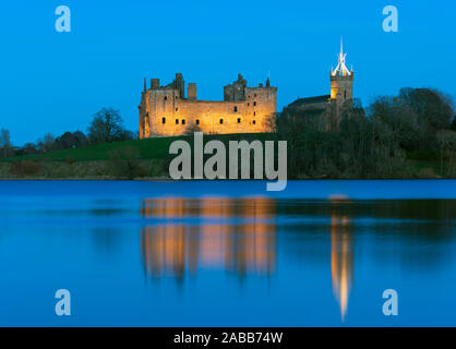 Vue sur le Palais de Linlithgow Linlithgow dans la nuit, West Lothian, Scotland, UK. Naissance de Marie, Reine des Écossais. Banque D'Images