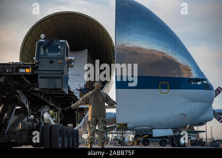 Mansfield, États-Unis. 25Th Nov, 2019. Les aviateurs américains de la NASA se prépare à décharger le projet spatial Orion de l'Aero Spacelines Super Guppy cargo) à l'aéroport régional de Lahm, 25 novembre 2019 à Mansfield, Ohio. Crédit : Joe Harwood/Planetpix/Alamy Live News Crédit : Planetpix/Alamy Live News Banque D'Images