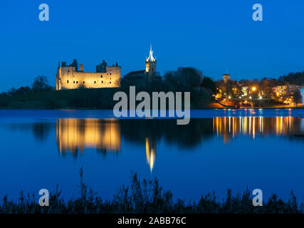 Vue sur le Palais de Linlithgow Linlithgow dans la nuit, West Lothian, Scotland, UK. Naissance de Marie, Reine des Écossais. Banque D'Images