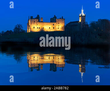 Vue sur le Palais de Linlithgow Linlithgow dans la nuit, West Lothian, Scotland, UK. Naissance de Marie, Reine des Écossais. Banque D'Images