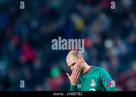 Moscou, Russie. 26 Nov, 2019. Football : Ligue des Champions, Moscou Locomotive - Bayer 04 Leverkusen, phase Groupe, Groupe D, 5e journée dans l'Arène de RZD. Benedikt Höwedes de Moscou est saisissant son nez. Crédit : Rolf Vennenbernd/dpa/Alamy Live News Banque D'Images