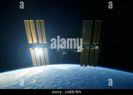 Station spatiale, sous forme développée, au-dessus de la planète. Les éléments de cette image ont été fournies par la NASA. Banque D'Images