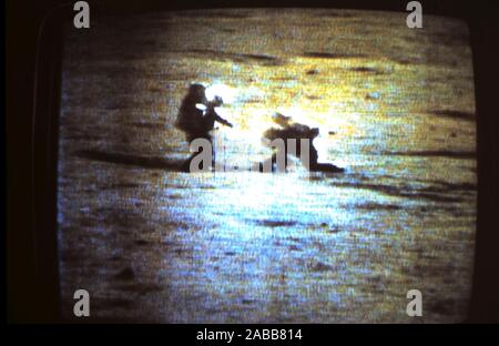 Apollo 12 Teleclip tombant sur la lune - prise directement sur l'écran du téléviseur vers 1969-1972 Banque D'Images