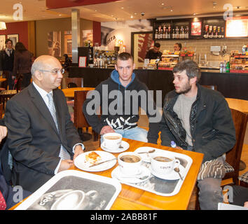 Les migrants roumains arrivant à l'aéroport de Luton le premier jour depuis la levée des restrictions de déplacement. MPs Mark Reckless et Keith Vaz Victor Spirescu bienvenue l'âge de 30 ans à partir de la Roumanie. 1er janvier 2014. Banque D'Images