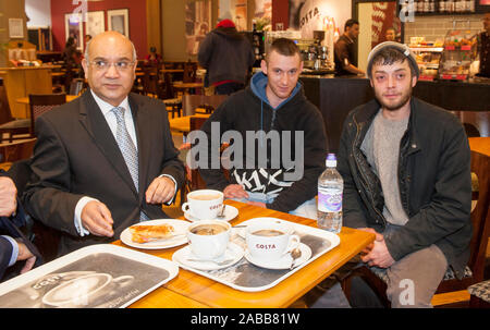 Les migrants roumains arrivant à l'aéroport de Luton le premier jour depuis la levée des restrictions de déplacement. MPs Mark Reckless et Keith Vaz Victor Spirescu bienvenue l'âge de 30 ans à partir de la Roumanie. 1er janvier 2014. Banque D'Images