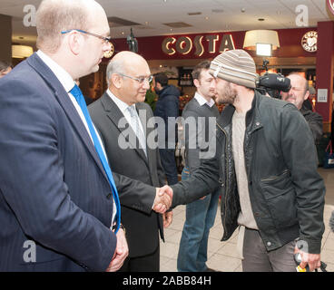 Les migrants roumains arrivant à l'aéroport de Luton le premier jour depuis la levée des restrictions de déplacement. MPs Mark Reckless et Keith Vaz Victor Spirescu bienvenue l'âge de 30 ans à partir de la Roumanie. 1er janvier 2014. Banque D'Images