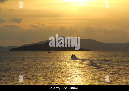 Ville balnéaire de Bodrum et de spectaculaires couchers de soleil. Mugla, Turquie Banque D'Images