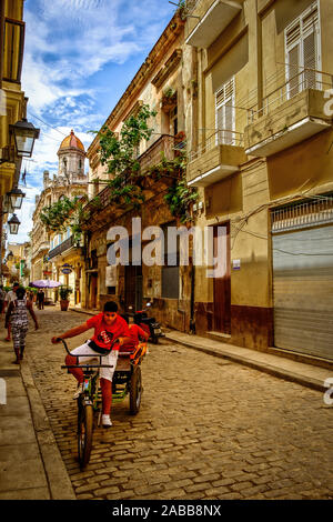 La Havane, Cuba, juillet 2019, les garçons sur un vélo dans la rue San Ignacio Banque D'Images