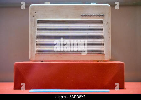 Hanoi, Vietnam - 11 octobre 2019 : Orionton T1042 récepteur radio portable sur l'affichage dans la prison politique de Hanoi Banque D'Images