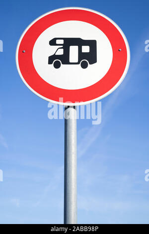 German road sign : pas d'accès pour camping-cars Banque D'Images
