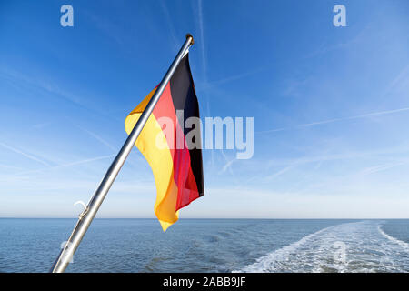 Drapeau allemand sur la poupe d'un navire Banque D'Images