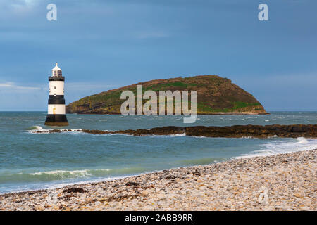 Penmon Lighthouse (Phare) * 1963 : ouverture intégrale du sur l'extrémité orientale d'Anglesey, dans le Nord du Pays de Galles, avec l'île de macareux (Ynys Seiriol) dans la distance Banque D'Images