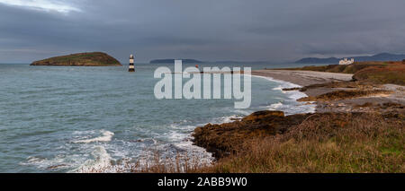 Penmon Lighthouse (Phare) * 1963 : ouverture intégrale du sur l'extrémité orientale de l'île de Anglesey avec Macareux moine (Ynys Seiriol) dans la distance entre une falaise Banque D'Images