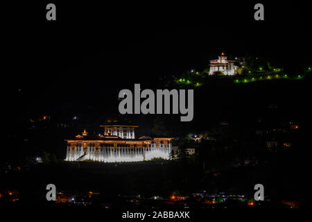 Paro Dzong et Ta-Dzong de nuit, Paro, Bhoutan Banque D'Images