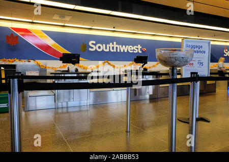 Southwest Airlines vide au comptoir au moment de Noël, l'Aéroport International de Seattle-Tacoma, Seattle, Washington, USA. Banque D'Images