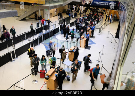 Ligne de sécurité des passagers de l'aéroport, en attente d'inspection TSA ; l'Aéroport International de Seattle-Tacoma, Seattle, Washington, USA. Banque D'Images