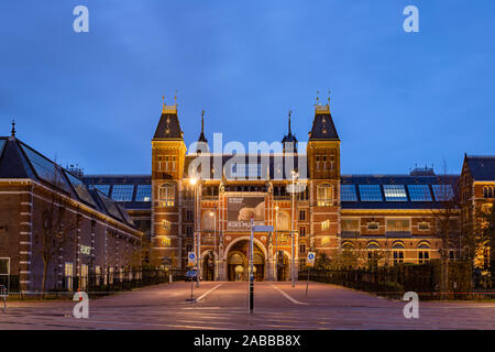 Musée d'Amsterdam dans l'heure bleue (lever du soleil) Banque D'Images