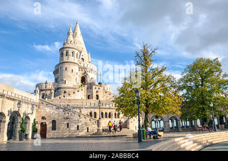 Paris, France - Nov 6, 2019 : du Bastion des pêcheurs dans la capitale hongroise. L'un des monuments les plus connus de la ville, construite en style néo-roman. Les gens sur la rue adjacente. Banque D'Images