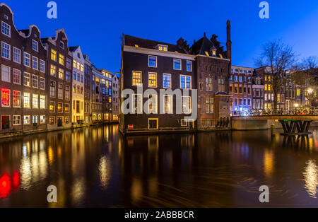 Bâtiment médival de quartier rouge la nuit. Amsterdam, Pays-Bas Banque D'Images