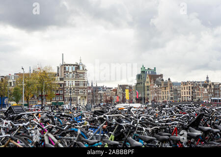 Tas de vélos garés près de la Gare Centrale d'Amsterdam Banque D'Images