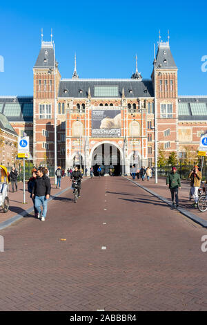 Amsterdam/Pays-Bas - 8 novembre 2019 : tunnel Rijksmuseum durant la journée avec des personnes et des vélos en passant par Banque D'Images