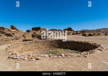 Anciennes ruines et une kiva de l'Puebloan la culture au Pueblo Bonito dans le Chaco Culture National Historical Park, un site du patrimoine mondial en Word New Mexico, USA Banque D'Images