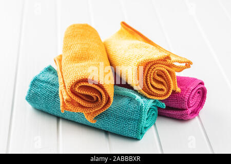 Serviettes de nettoyage en microfibre sur le tableau blanc. Banque D'Images
