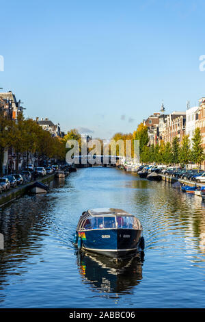 Bateaux dans les canaux d'Amsterdam, couleurs d'automne et ciel bleu Banque D'Images