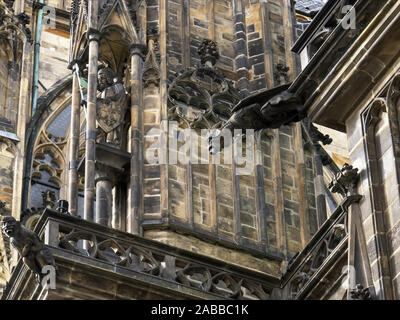 Plusieurs gargouilles sur st cathédrale Saint-Guy au Château de Prague Banque D'Images