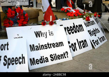 Les Torontois se rassemblent à Mel Lastman Square pour montrer leur soutien pour les manifestants en Iran tout en condamnant les médias pour leur silence. Banque D'Images