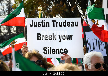 Les Torontois se rassemblent à Mel Lastman Square pour montrer leur soutien pour les manifestants en Iran tout en condamnant le premier ministre du Canada, Justin Trudeau de silence Banque D'Images