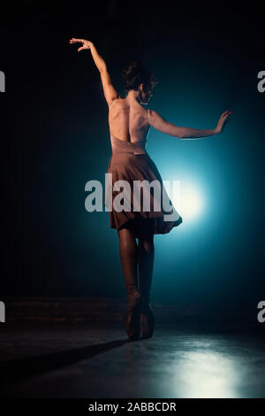 Ballerine est la pratique se déplace sur scène.Girl Dancing, tourner autour et souriant Banque D'Images