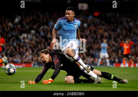 Manchester City's Gabriel Jésus est passé du Shakhtar Donetsk gardien Andrei Pyatov au cours de l'UEFA Champions League Groupe C match à l'Etihad Stadium, Manchester. Banque D'Images