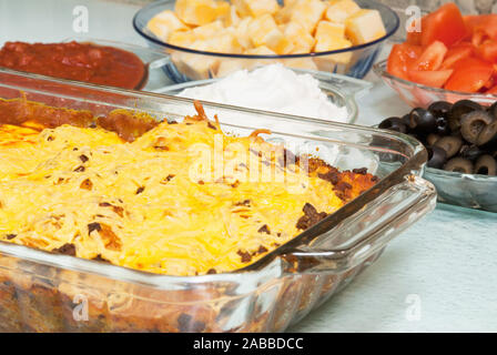 Casserole de pizza mexicaine faite avec du fromage Colby, tomates, olives noires, de la crème sure, de la salsa, des biscuits, et le boeuf haché. Banque D'Images