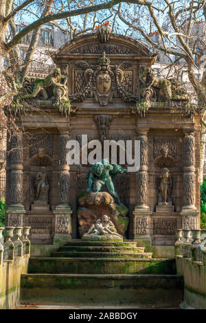 Paris fontaine Médicis (La fontaine Médicis, 1630) une fontaine monumentale de sculptures Polyphème surprenant Acis et Galatea au Jardin du Luxembourg. Banque D'Images