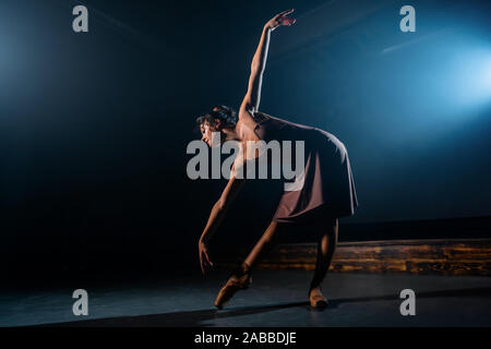 Ballerine gracieuse robe beige en éléments de danse ballet classique ou moderne Banque D'Images