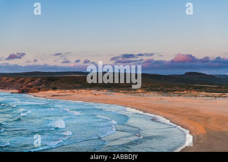 Magnifique coucher de soleil sur la plage de Praia de surfer sur Bordeira Portugal's côte Costa Vicentina Banque D'Images