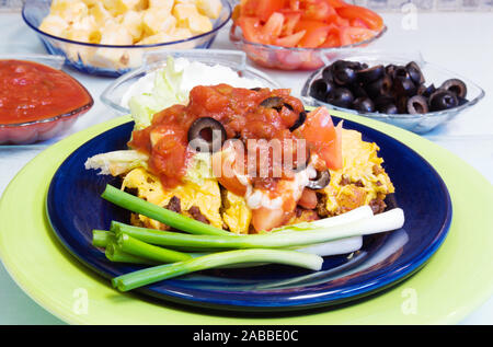 Une portion de pizza mexicaine fait cocotte avec Colby fromage, tomates, olives noires, de la crème, de la salsa, des biscuits, et le boeuf haché. Banque D'Images