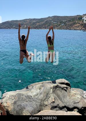 Deux jeunes filles sautant en mer, Grèce Banque D'Images