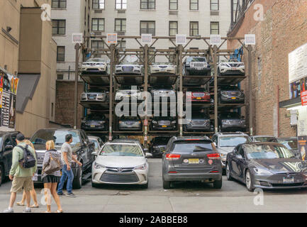 New York, USA, 20 août 2018 : Plusieurs niveaux de stationnement dans le quartier de Broadway, New York City Banque D'Images