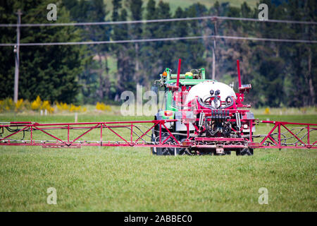 Annat, Canterbury, Nouvelle-Zélande, le 24 novembre 2019 : Un agriculteur pulvérise sa récolte dans un champ au printemps Banque D'Images