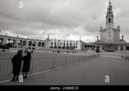 Deux sœurs sur place sanctuaire de Fatima au Portugal, la croyance mood Banque D'Images