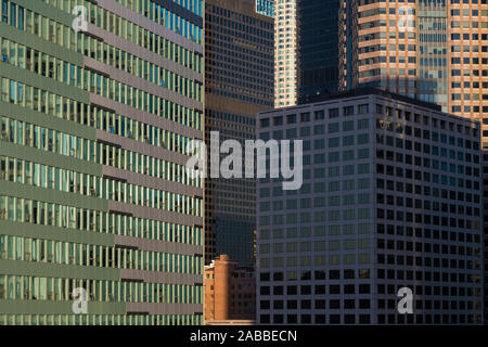 Scène urbaine dense de gratte-ciels et des immeubles de grande hauteur dans une variété de couleurs et de styles d'architecture dans le centre-ville de Los Angeles, Californie, U Banque D'Images